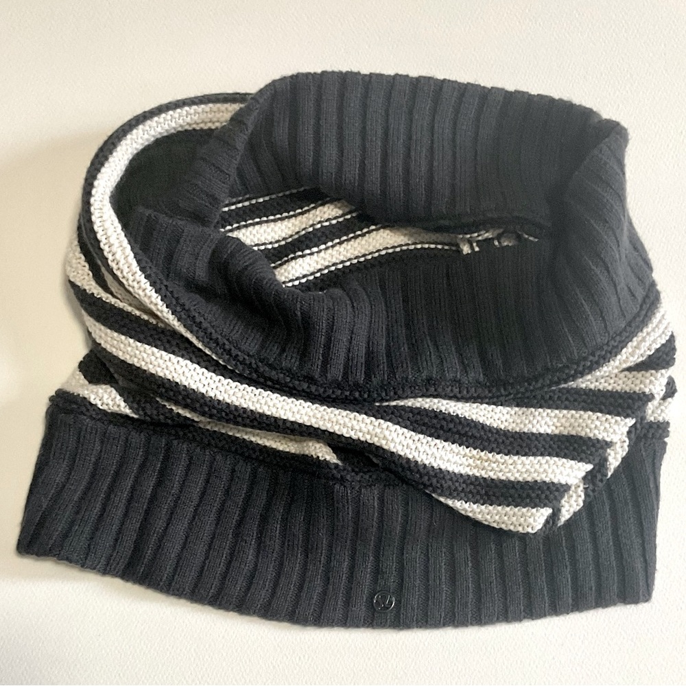 Lululemon circle scarf, black and cream, VGUC, no pulls or pilling